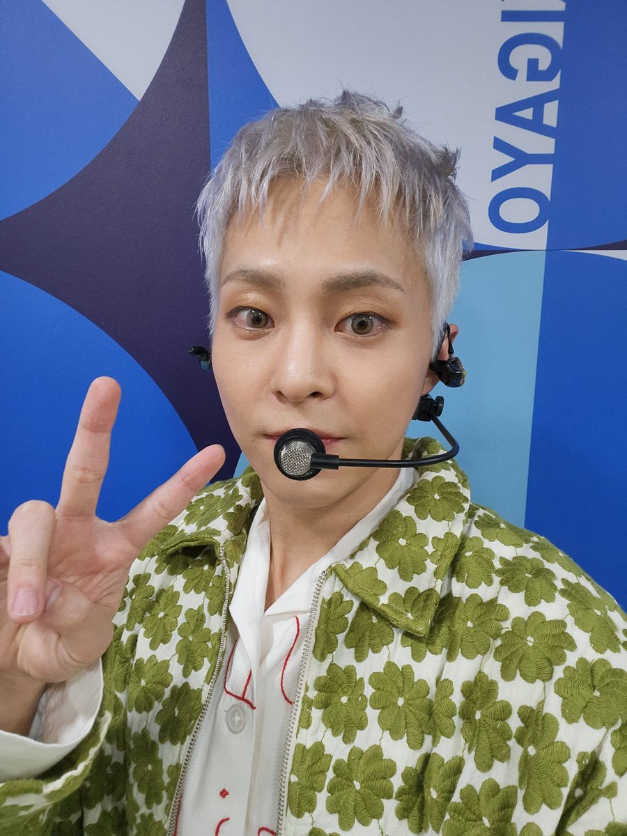 xiuoap's tweet photo. [221009] 
🐱💬 

🐱: /photos/
🐱: 막방은 선물시우민>.< https://t.co/UsBFNpn02j