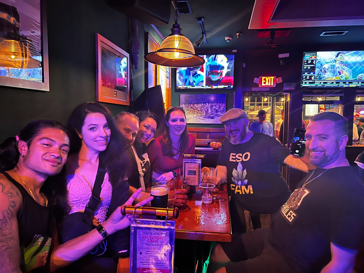 #Twitchcon Saturday night at the Irish pub 😌🍻