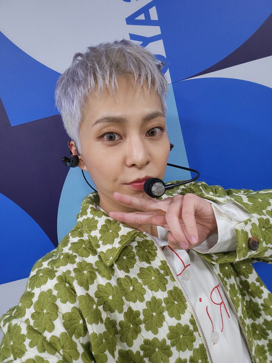 xiuoap's tweet photo. [221009] 
🐱💬 

🐱: /photos/
🐱: 막방은 선물시우민>.< https://t.co/UsBFNpn02j