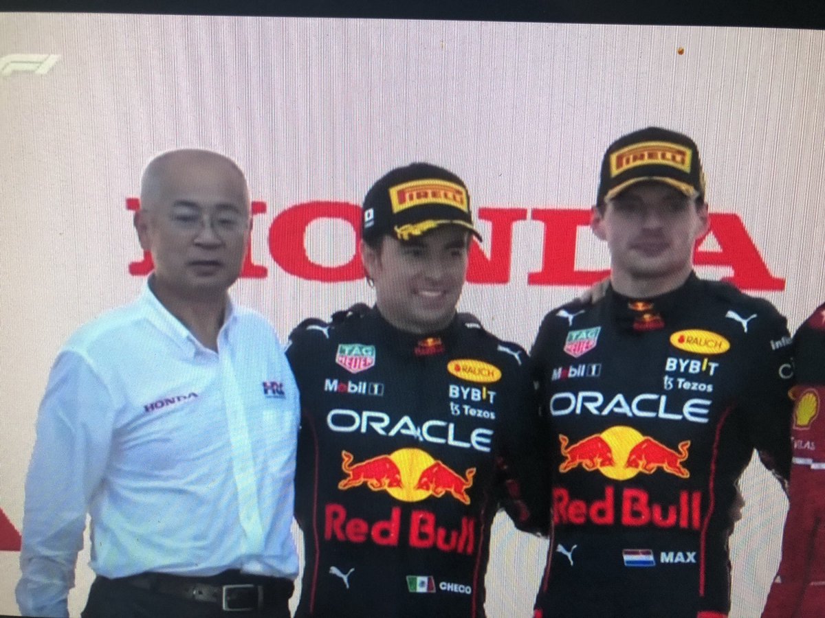 efmania's tweet photo. トロフィー受け取るのはHRCの浅木さん　#f1jp https://t.co/YoM9P0zXMK