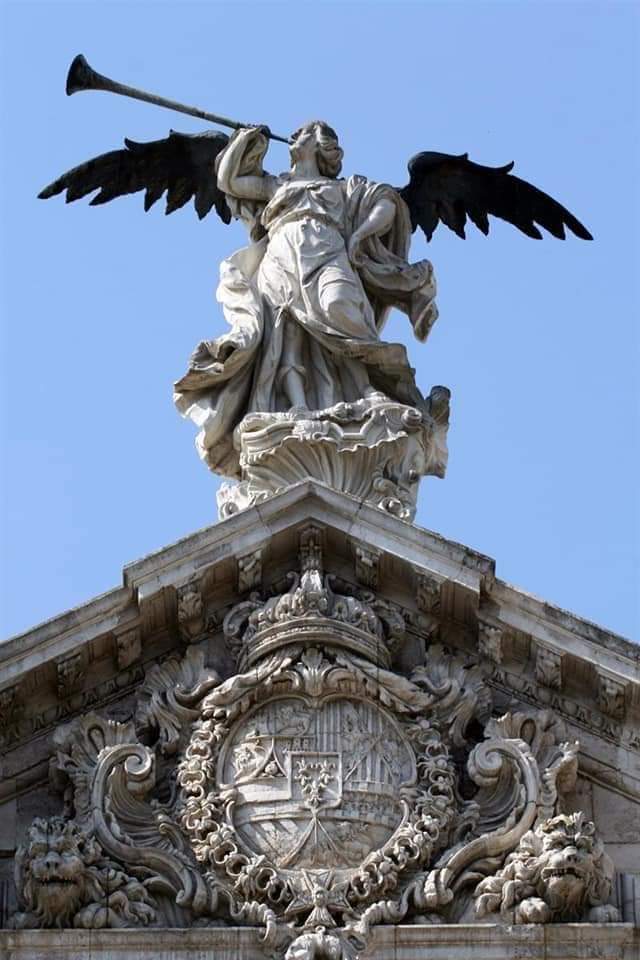 La leyenda de como el ángel de la fama hacia sonar su trompeta. Coronando la entrada de la universidad (antigua fábrica de tabacos) encontramos esta alegoría de la FAMA, que aunque popularmente se le conoce como al ángel, no es un ángel.