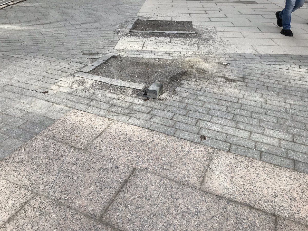 Architecta's tweet photo. Vala iskrpili ste Sremsku na jedan grozan način za sve naše pare #GradBeograd Šapica ne voli Beograd https://t.co/3nHLJlf4Hh