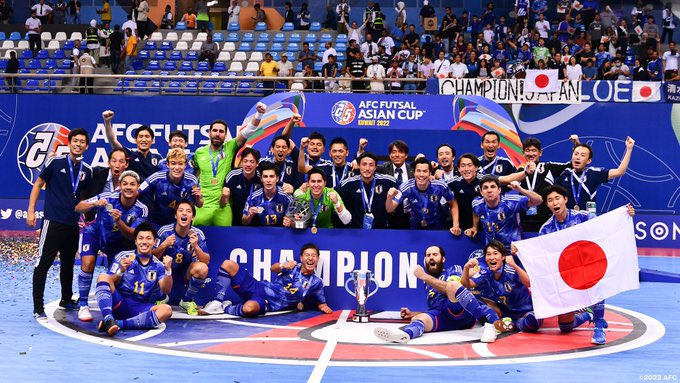 アジアチャンピオン🏆

8年ぶりに日本🇯🇵をアジアチャンピオンに出来ました！

最高の舞台で、最高の仲間と、最高な景色を見ることができました！！
苦しい試合が多かったけど、
それを乗り越えての優勝🏆
格別🔥🔥

本当に応援ありがとうございました📣

#フットサル日本代表
#アジアチャンピオン