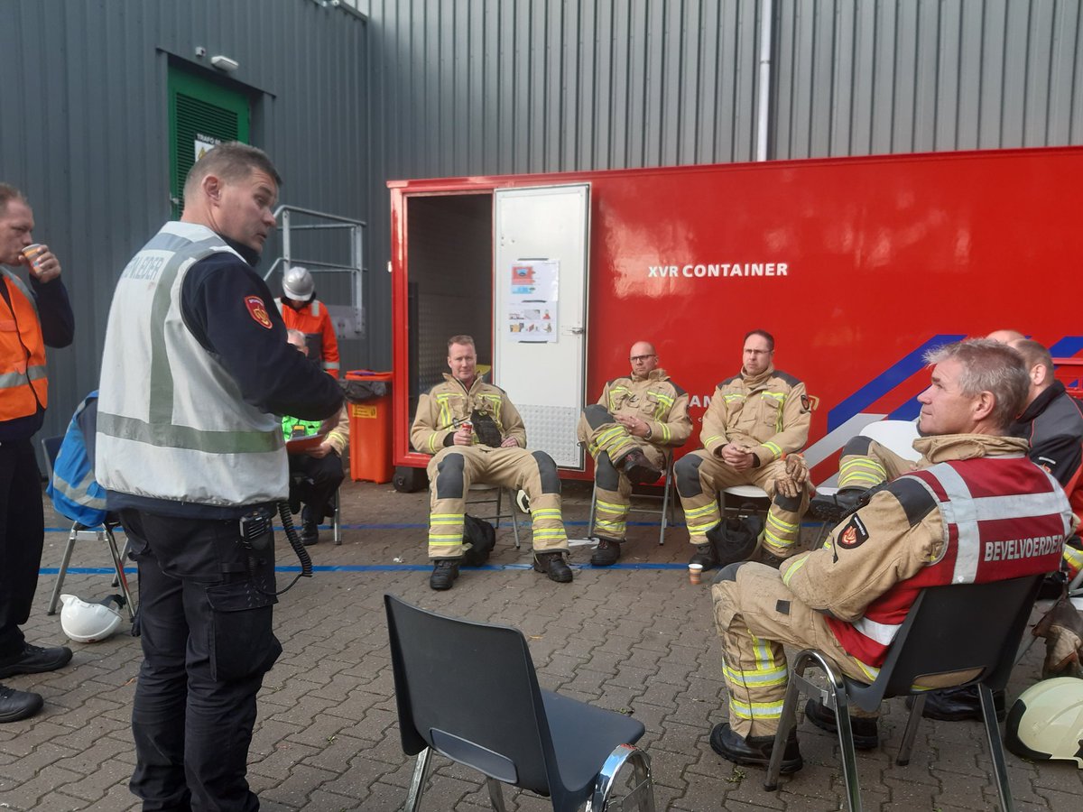 Bepperdebep1's tweet photo. Mooie samenwerking van onze 3 noordelijke Veiligheidsregio's Groningen, Friesland &amp; Drenthe. 3 Noord on tour...3 weken lang bevelvoerder trainingen. Dit jaar bij Avebe in Foxhol. Mooie leerzame en gezellige themaweken. https://t.co/qNhhWu5fux