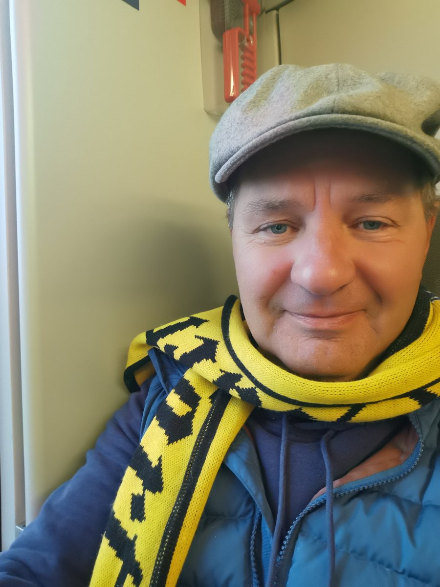 På vei til Nordre Åsen og IK Starts 6. 💛🖤