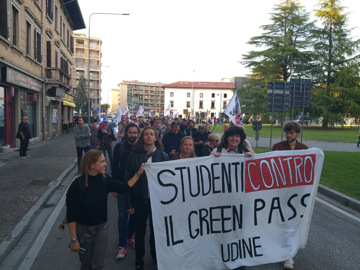 studentinogpUD's tweet photo. Ieri noi SCGP-FVG abbiamo partecipato al corteo di Udine indetto da "Costituzione In Azione". Eravamo in strada per opporci: alla campagna repressiva in corso, il #GP, il caro vita le politiche guerrafondaie del nostro governo e dell’ #NATO.
Ci vediamo il 15 ottobre a Trieste https://t.co/7e6E0tM8PH