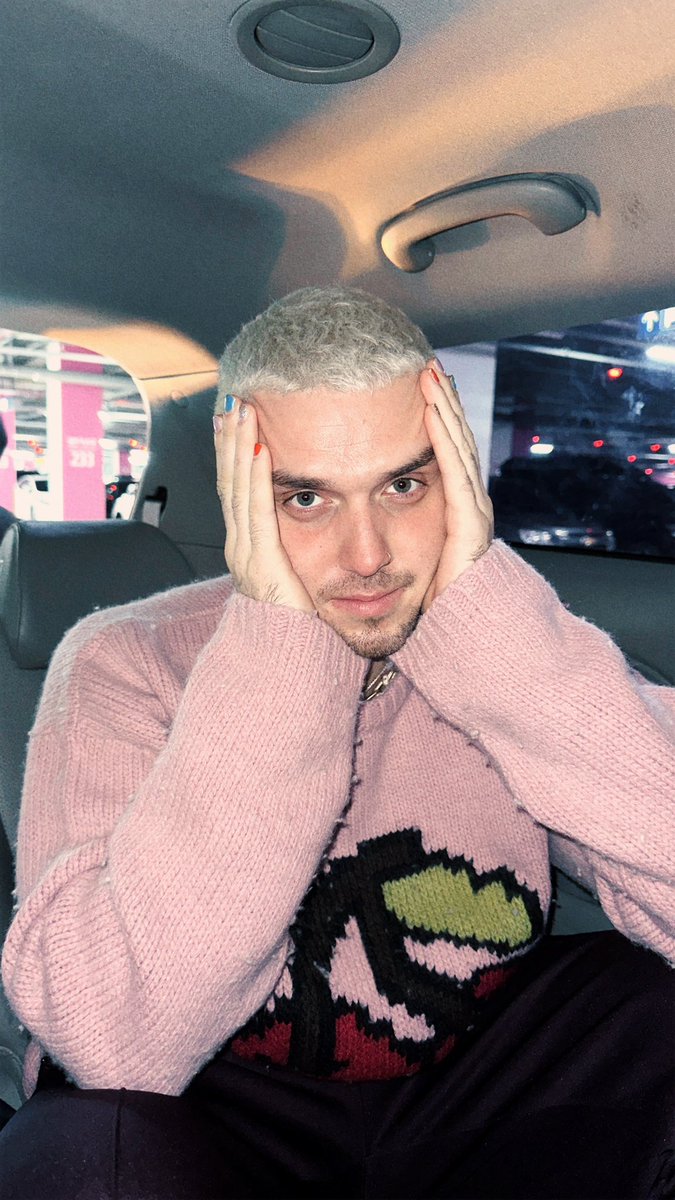 lauvsongs's tweet photo. i’m in korea https://t.co/vcLdFGWMBN