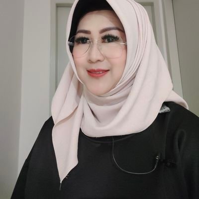 berlianidris's tweet photo. Sudahlah, dok, stop bikin tuit kayak gini. Bikin malu profesi dokter.

Mana bisa bandingin foto dulu dgn sekarang. Apalagi  yg dulu berkumis, kini tidak.

Lagian matkul anatomi kan ga ngajarin ilmu perbandingan wajah dari foto.

Dua foto dokter di bawah ini juga beda. https://t.co/X0fMWmelkM