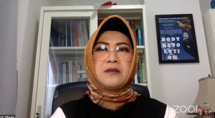 berlianidris's tweet photo. Sudahlah, dok, stop bikin tuit kayak gini. Bikin malu profesi dokter.

Mana bisa bandingin foto dulu dgn sekarang. Apalagi  yg dulu berkumis, kini tidak.

Lagian matkul anatomi kan ga ngajarin ilmu perbandingan wajah dari foto.

Dua foto dokter di bawah ini juga beda. https://t.co/X0fMWmelkM