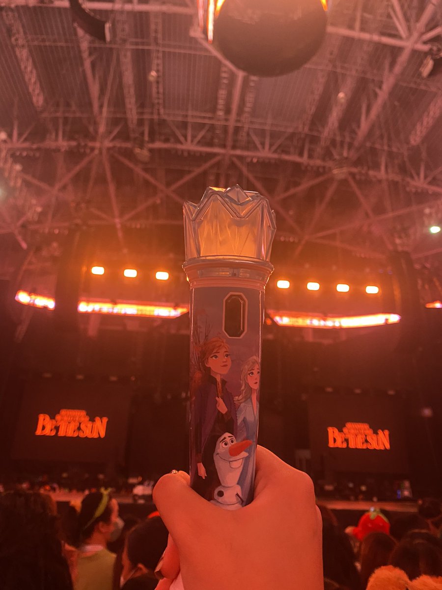 4O6gyu's tweet photo. READY !! #BeTSinMANILA w my frozen bong <3 https://t.co/oAceXid9dy