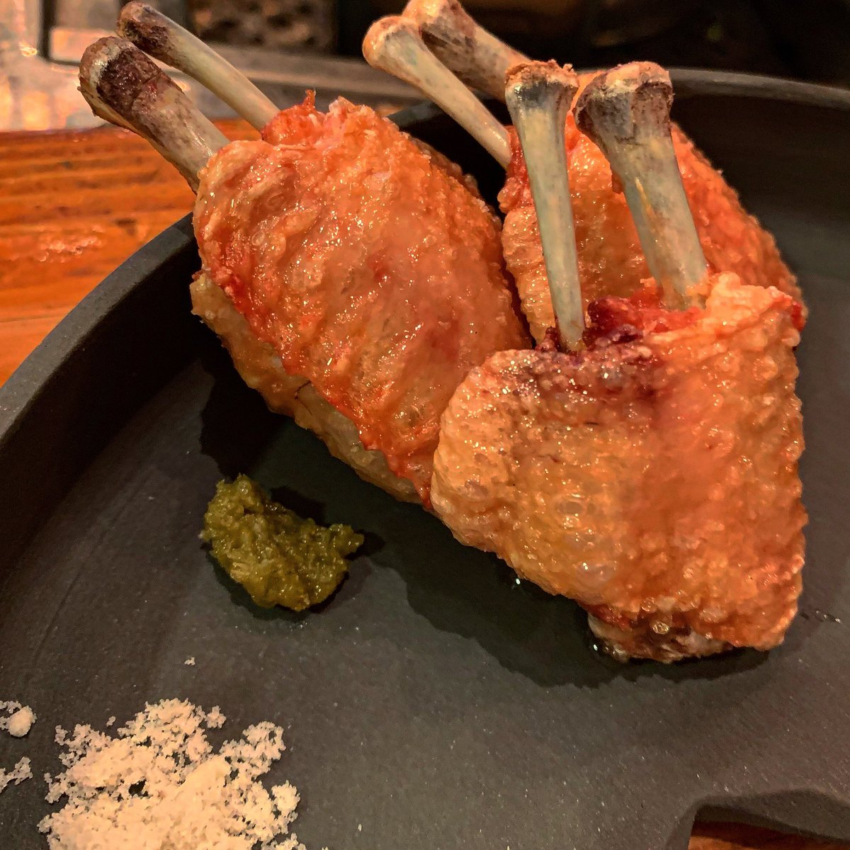 fishman_hakata's tweet photo. 厳選した鶏のもも肉を
約6時間乾燥させて
ジューシィイーに身をふっっくらと、
皮面バリッパリに仕立て揚げました🐓

薬味に柚子胡椒とゲランドの塩を使用していまふ。

塩味だけでは無く、旨みをもたらし、
食材が持つ本来の美味しさを引き出してくれます🧂 https://t.co/L60jsn7yIS