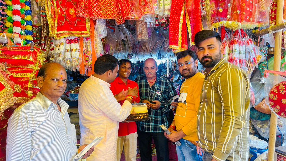 Adv_Sharad88's tweet photo. #_धरती_का_स्वर्ग_लोक🚩🙏🏻
#श्री_महाकाल_लोक🚩🙏🏻
आज माधव नगर मंडल के वार्ड क्र 38 में श्री महाकाल लोक के लोकार्पण समारोह में पधारने का आमंत्रण पत्र वार्ड वासियों को घर-घर जाकर दिया।।
उज्जैन शहर के प्रथम नागरिक श्री @mukeshtatwal074 जी एवं वार्ड पार्षद श्री अनिल जी गुप्ता द्वारा https://t.co/gygRFcdhsQ