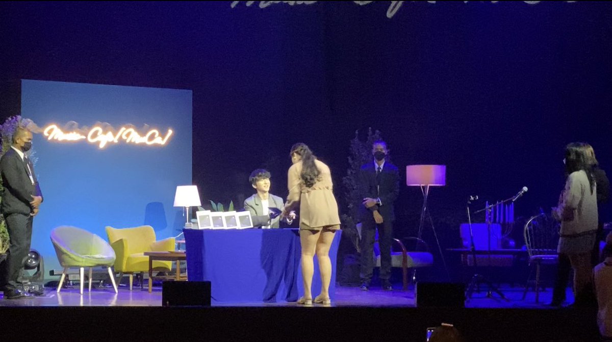 tttoeysmh's tweet photo. คุ้มค่าการรอคอยจริงๆอะ คิดถึงฮาจองมากๆ นี่บอกพี่ไปว่า เพราะเพลงพี่เลยสะที่ทำให้ยังมีชีวิตอยู่ถึงตอนนี้ ขอบคุณมากๆเลยน้า พี่ก็เงยหน้ามาแล้วบอก ขอบคุณน้าที่มาวันนี้ ดีใจแบบ made my day มากๆ #SunghaMuCaLiveBKK https://t.co/KhTYGskGeu