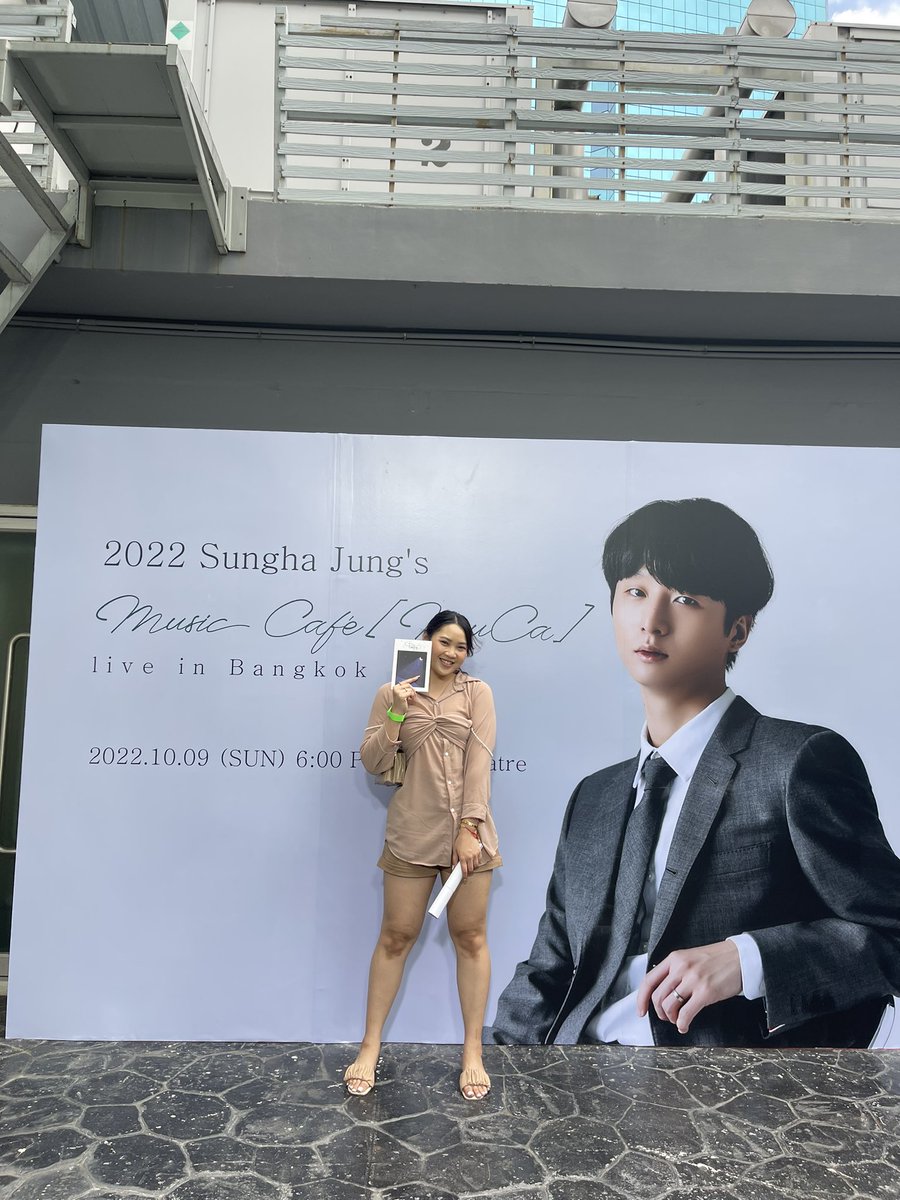 tttoeysmh's tweet photo. คุ้มค่าการรอคอยจริงๆอะ คิดถึงฮาจองมากๆ นี่บอกพี่ไปว่า เพราะเพลงพี่เลยสะที่ทำให้ยังมีชีวิตอยู่ถึงตอนนี้ ขอบคุณมากๆเลยน้า พี่ก็เงยหน้ามาแล้วบอก ขอบคุณน้าที่มาวันนี้ ดีใจแบบ made my day มากๆ #SunghaMuCaLiveBKK https://t.co/KhTYGskGeu