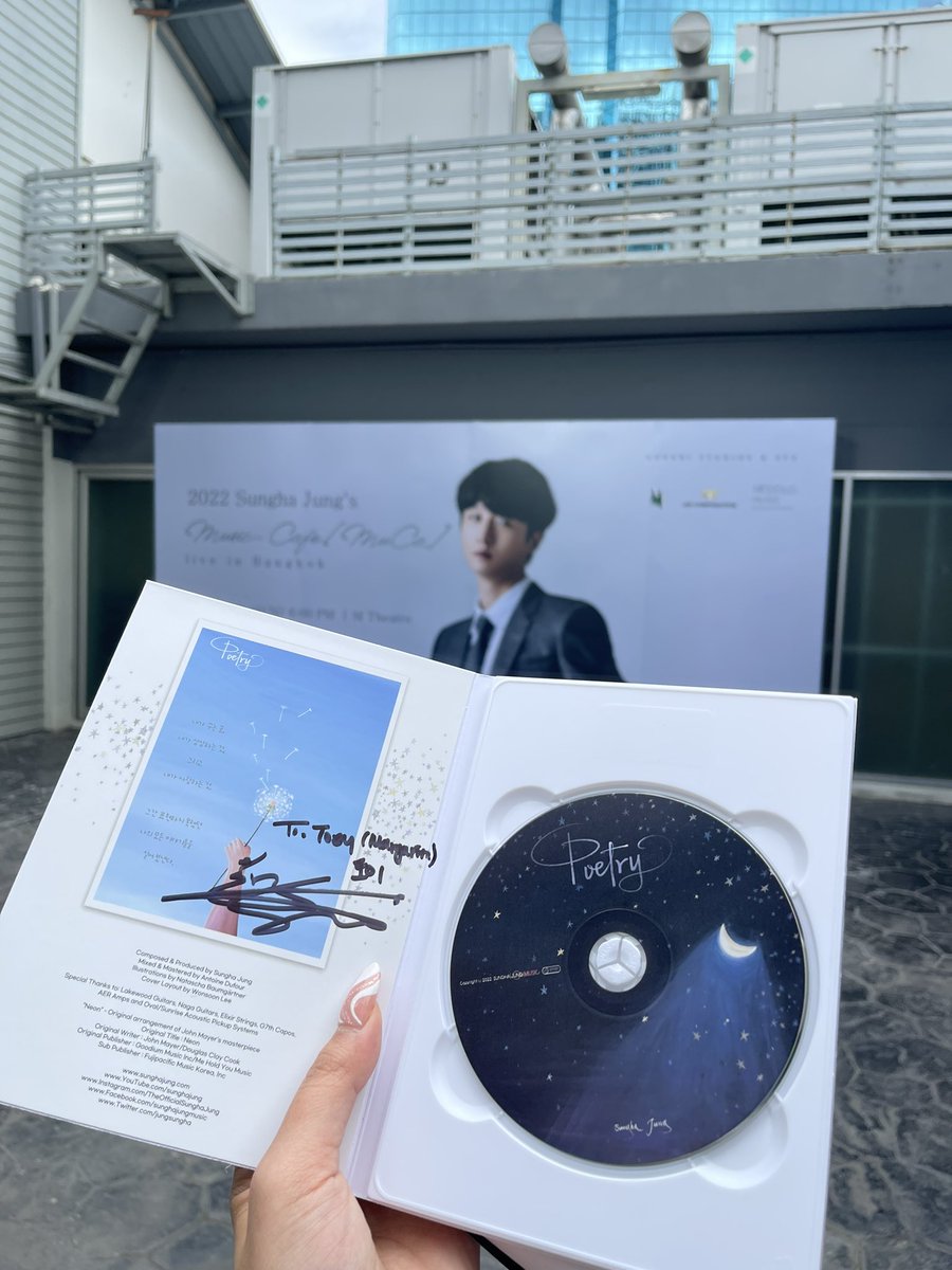 tttoeysmh's tweet photo. คุ้มค่าการรอคอยจริงๆอะ คิดถึงฮาจองมากๆ นี่บอกพี่ไปว่า เพราะเพลงพี่เลยสะที่ทำให้ยังมีชีวิตอยู่ถึงตอนนี้ ขอบคุณมากๆเลยน้า พี่ก็เงยหน้ามาแล้วบอก ขอบคุณน้าที่มาวันนี้ ดีใจแบบ made my day มากๆ #SunghaMuCaLiveBKK https://t.co/KhTYGskGeu
