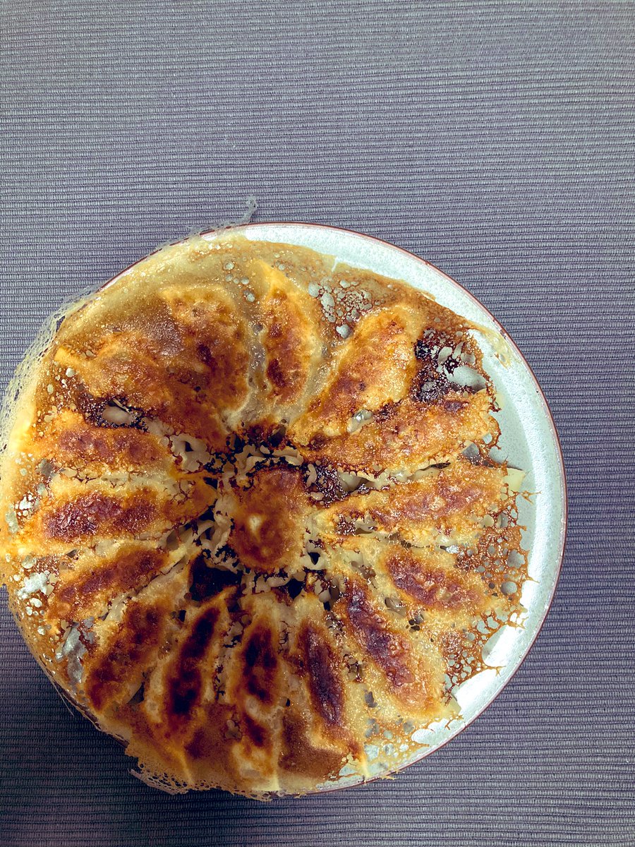 この感動を伝えたい✨
上手く焼けすぎた😊
手作り餃子のCM撮ろう…いや、これは餃子の心霊現象かもしれない。