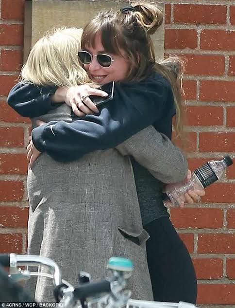 thedakotavibe's tweet photo. I need a hug from #DakotaJohnson like this asap! 🥺 https://t.co/BizBubQ2iX