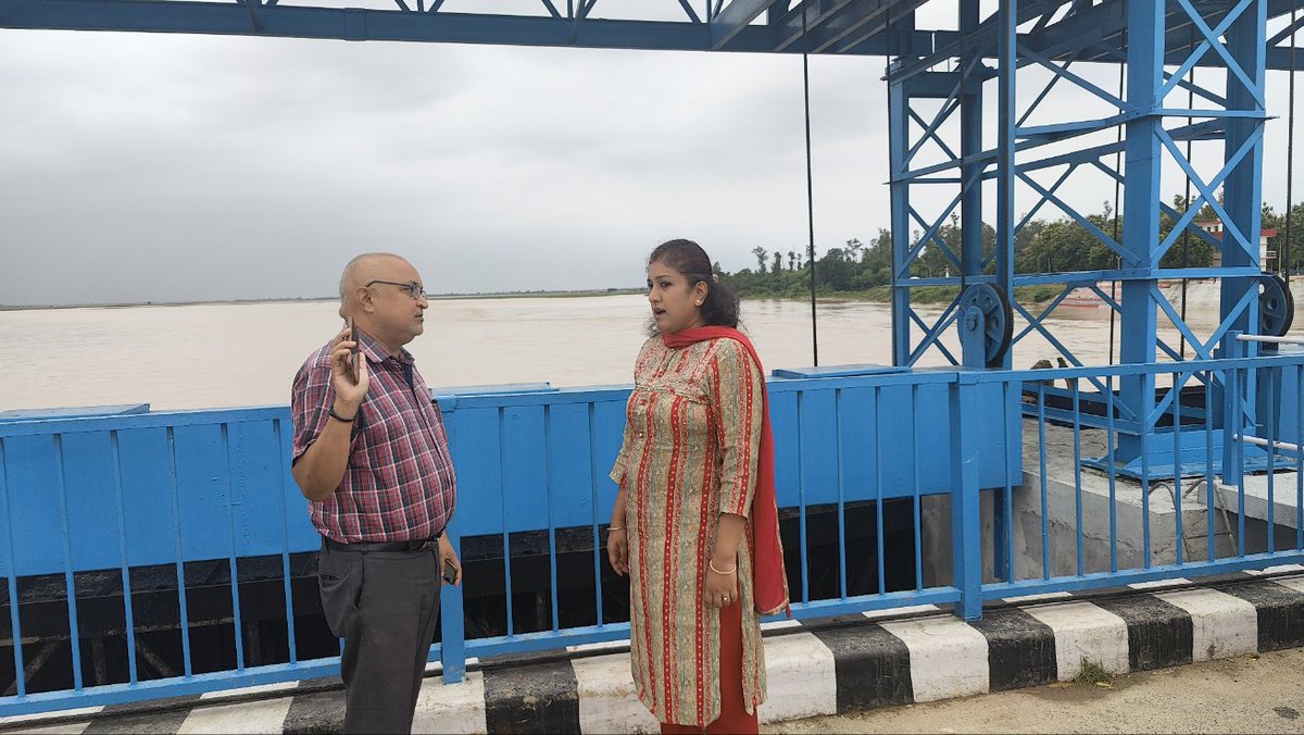 dmshravasti's tweet image. जनपद में स्थित राप्ती नदी का जलस्तर अभी भी खतरे के निशान से ऊपर है। राप्ती नदी पर बने लक्ष्मणपुर बैराज का निरीक्षण किया गया, जलस्तर में गिरावट हो रही है।  @ChiefSecyUP @CMOfficeUP @UPGovt @InfoUPFactCheck @InfoDeptUP @sanjaychapps1 @rahat_up @ShishirGoUP