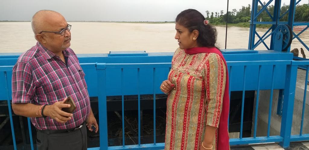 dmshravasti's tweet image. जनपद में स्थित राप्ती नदी का जलस्तर अभी भी खतरे के निशान से ऊपर है। राप्ती नदी पर बने लक्ष्मणपुर बैराज का निरीक्षण किया गया, जलस्तर में गिरावट हो रही है।  @ChiefSecyUP @CMOfficeUP @UPGovt @InfoUPFactCheck @InfoDeptUP @sanjaychapps1 @rahat_up @ShishirGoUP