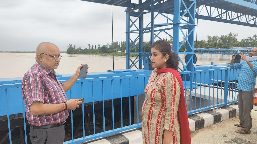 dmshravasti's tweet image. जनपद में स्थित राप्ती नदी का जलस्तर अभी भी खतरे के निशान से ऊपर है। राप्ती नदी पर बने लक्ष्मणपुर बैराज का निरीक्षण किया गया, जलस्तर में गिरावट हो रही है।  @ChiefSecyUP @CMOfficeUP @UPGovt @InfoUPFactCheck @InfoDeptUP @sanjaychapps1 @rahat_up @ShishirGoUP