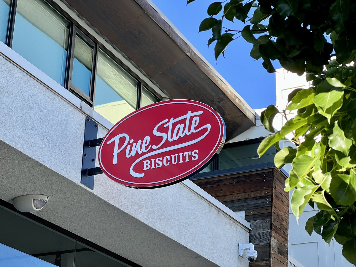 divergenttravel's tweet photo. Breakfast is the most important meal of the day!
Pine State Biscuits in downtown #Reno knows how to do it!
This was a great way to kick off our day exploring the #LakeTahoeLoop with #TravelNevada
#NVRoadTrip #Food #sundayvibes #Ad
@TravelNevada https://t.co/aV155bymDm