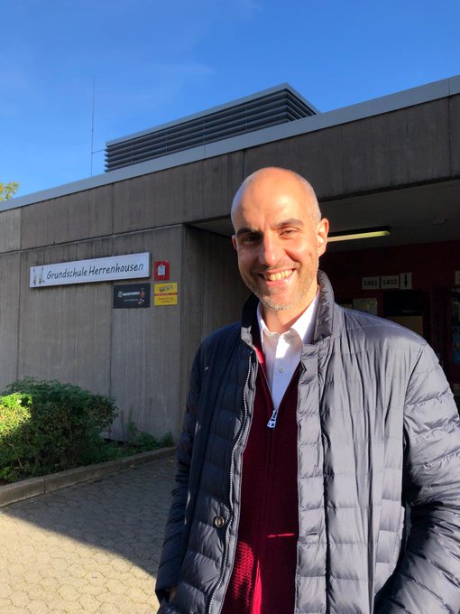 Hannovers Oberb&uuml;rgermeister @BelitOnay w&auml;hlte bereits in der Grundschule Herrenhausen. &bdquo;Das ist eine<a class="tags" target="_blank" title="On Twitter" href="/?out=eyJ0eXAiOiJKV1QiLCJhbGciOiJIUzUxMiJ9.eyJpYXQiOjE3MjQxOTc2NTEsImlzcyI6InR3cG9ybnN0YXJzLmNvbSIsIm5iZiI6MTcyNDE5NzY1MSwiZXhwIjoxNzU1NzMzNjUxLCJyZWRpcmVjdF91cmwiOiJodHRwczovL3R3aXR0ZXIuY29tL0JlbGl0T25heSJ9.Ph6-FFIAcyq97EA5LxggpISwLl_5m1UElP7ElfB2obtexQ43q4mWd9KAj_2iJR92wn_hzU7HyVPTzlup7AFf5Q">@BelitOnay</a><a href="/tag/liveticker"class="tags"><span>#liveticker</span></a><a href="/tag/ltwnds"class="tags"><span>#ltwnds</span></a><a href="/tag/ltwnds22"class="tags"><span>#ltwnds22</span></a><a href="/tag/onay"class="tags"><span>#onay</span></a>