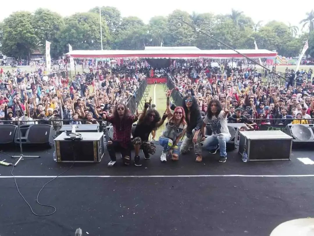 Windy_Saraswati's tweet photo. Tadi pagi di SUKOHARJO🤘SALUTE
Trimakasih Banyakk teman2 yg sudah dateng support kami ya🙏
Photos by @rahyudhy_photography
#jpi #johnpaulivan #windysaraswati #takeoverband #sukoharjo #rocktober
@windysaraswatiofficial @JPIxxx @joeto703 @gatotary_takeover @bagus_takeover https://t.co/SwWA9vIwyM