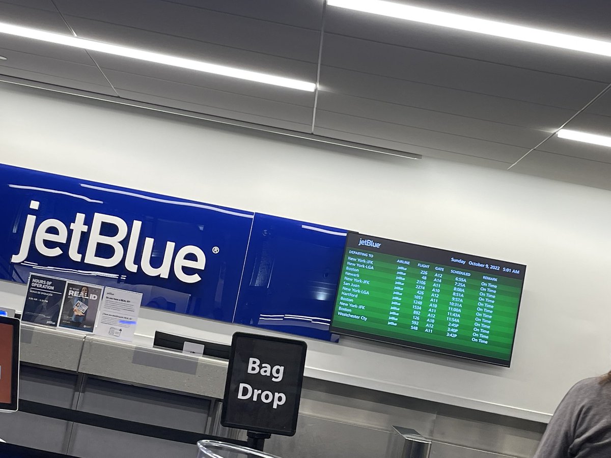 Marriia32's tweet photo. @JetBlue 5:01 AM &amp; still no one here https://t.co/TPsg9RfB6L