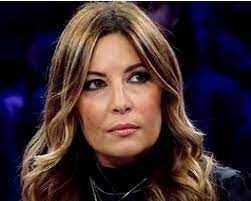 RobyGiotto's tweet photo. Disgustosa, fuori luogo, incompetente, ma che ci fa a #Ballandoconlestelle? Velenosa come una serpe. Rovina sempre un clima sereno. Ha litigato con tutti i concorrenti, in tutte le edizioni. Anche basta. Stanco di vedere questa inutile iena. #SelvaggiaLucarelli https://t.co/5gJv2PUpH1