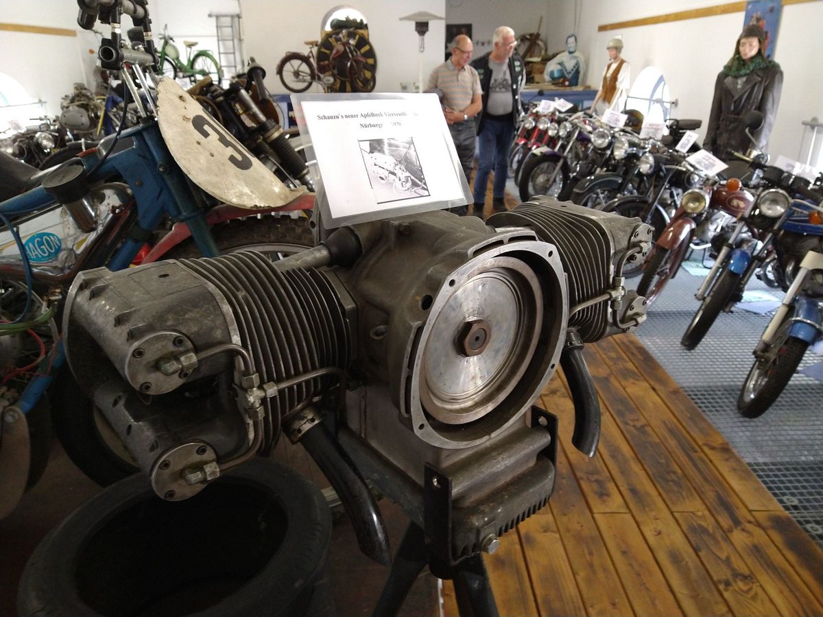Dieselkrad's tweet photo. ["Der Apfelbeck und seine Zylinderköpfe. Let's talk about Ventilsteuerungen. #daily_dieselmotorcycle\nDas hat natürlich rein gar nichts mit Diesel zu tun, aber wir haben dem Museum, in dem dieser Motor zu finden ist auf dem 20. Dieselmotoradtreffen einen Besuch abgestattet."] https://t.co/cepKhpLNWl