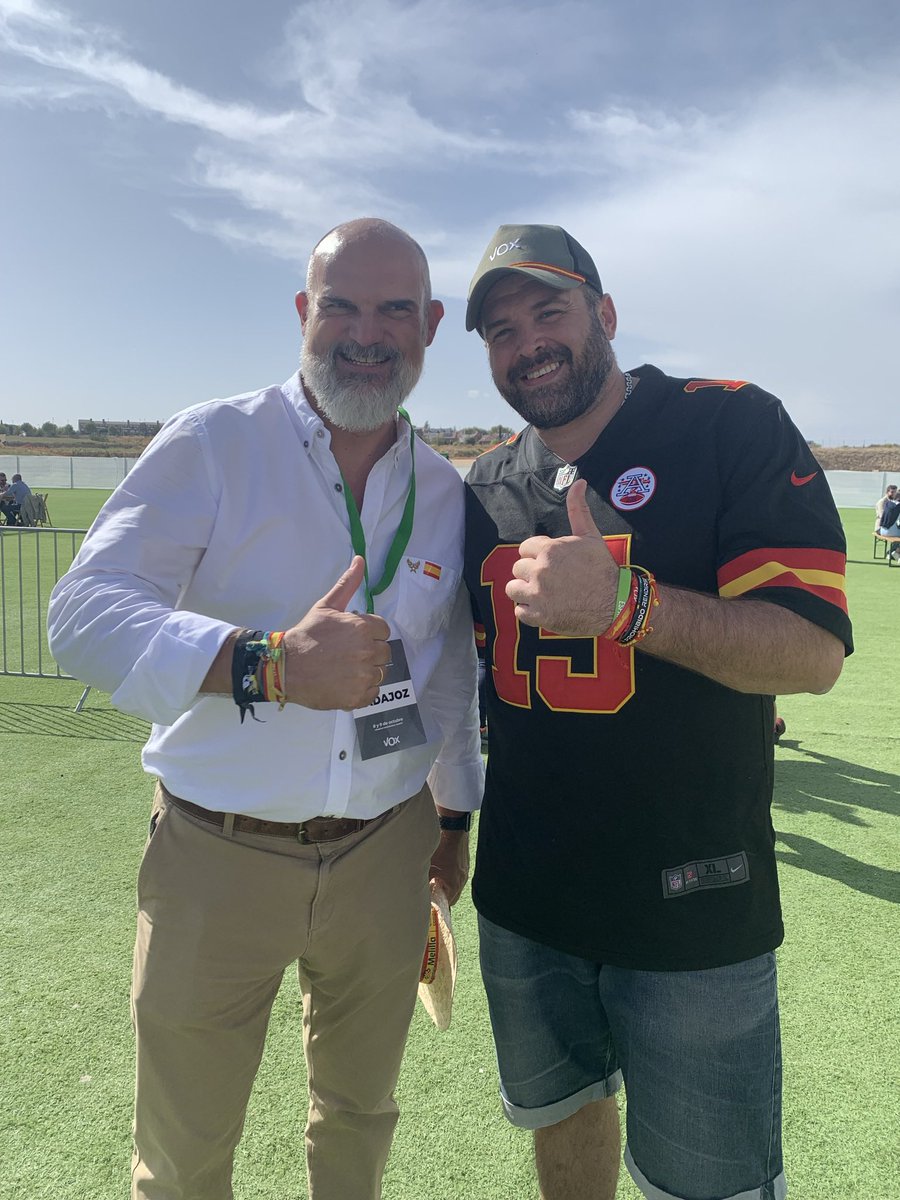 SergioFonoll's tweet photo. Grande @sanchezdelreal en el #VIVA22 del Sabado. Un placer saludarte 🟢👍💪🇪🇸 https://t.co/9oHTpwuyb5