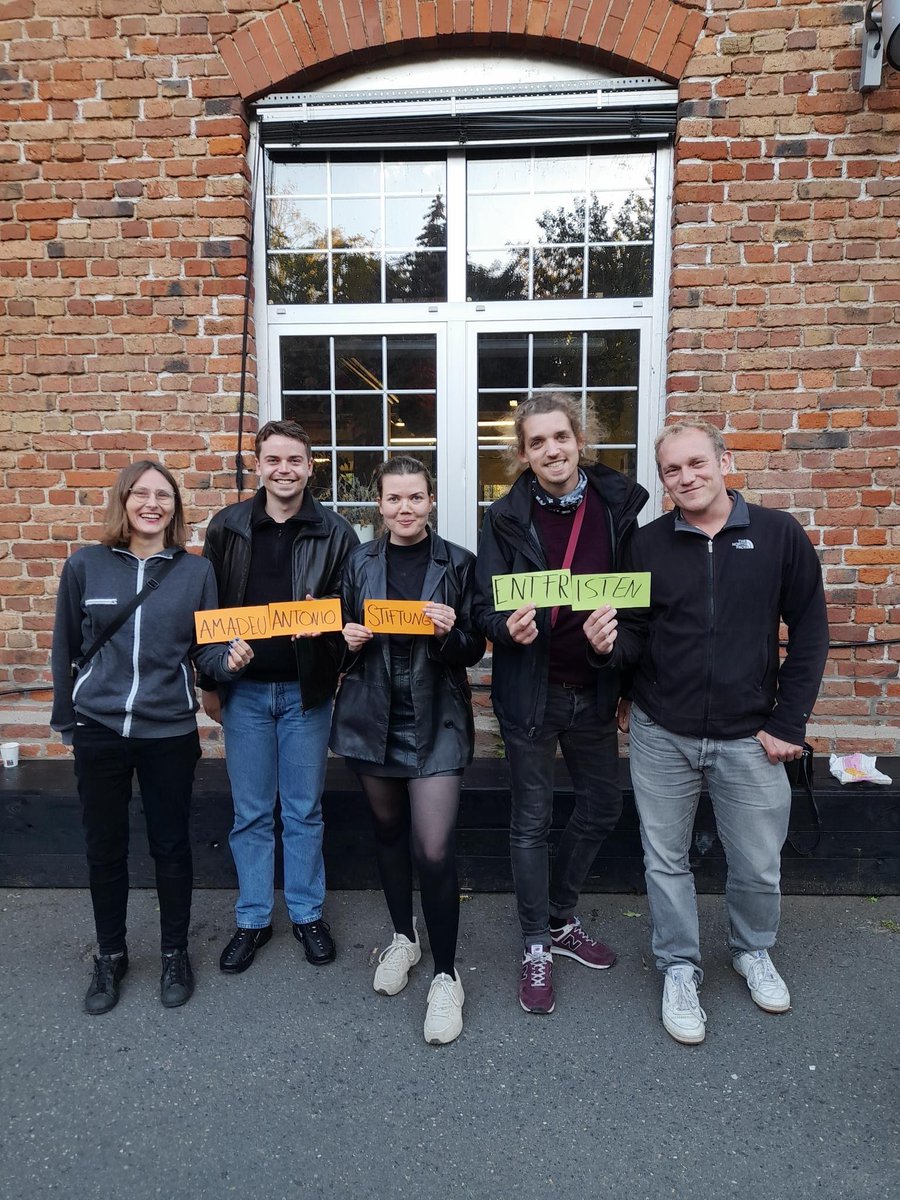 Amadeu Antonio Stiftung - Entfristung jetzt! (@aasentfristen) on Twitter photo Die Betriebsgruppe und der Betriebsrat der Amadeu Antonio Stiftung zu Besuch in Frankfurt. Bei <a href="/NaGlueckwunsch/">Arbeiten bei den Guten?!</a> haben wir uns für bessere Arbeitsbedingungen in NGOs vernetzt. Unser Fazit: Geteilte Probleme müssen wir gemeinsam und solidarisch angehen.✊ Die Betriebsgruppe und der Betriebsrat der Amadeu Antonio Stiftung zu Besuch in Frankfurt. Bei <a href="/NaGlueckwunsch/">Arbeiten bei den Guten?!</a> haben wir uns für bessere Arbeitsbedingungen in NGOs vernetzt. Unser Fazit: Geteilte Probleme müssen wir gemeinsam und solidarisch angehen.✊
