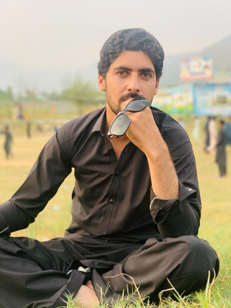 يو غږ د مينې چې له تانه په جار هم نه کېده
ياره يواځې خو په ماباندې کار هم نه کېده

زه پوهېدمه چې اقرار هم ناممکن غوندې وو
زه پوهېدمه چې له تانه انکار هم نه کېدو

په هغه خلقو باندې سرې سرې ګولۍ اوورېددې
په چا چې چرته د ګلونو ګوزار هم نه کېده