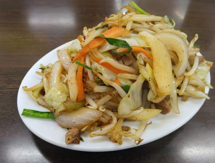 hirokiatarashi's tweet photo. チャーシューの煮汁を、麺の茹で汁で豪快に割った…無骨で有りながらも、生命力に溢れたスープが魅力の｢らーめん｣　木更津・竹岡らーめん　#木更津 #ラーメン #醤油ラーメン #竹岡式 #竹岡らーめん　

https://t.co/79OgG8epqw https://t.co/Ntvew2bl6E