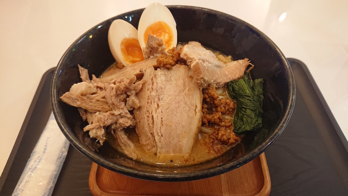 kamoshi15's tweet photo. 信州味噌らぁめんのDX頂きました( ´∀`)🍜✨
あっさりと食べれる味噌らぁめんでとっても美味しかったです😋✨✨✨
そして、最初はお姉さんに照れていたすずもあっという間に懐いてウキウキで遊んでいます
😂

#cafeeight
#カフェエイト
#えいとらぁめん https://t.co/Ie91V5Fcli