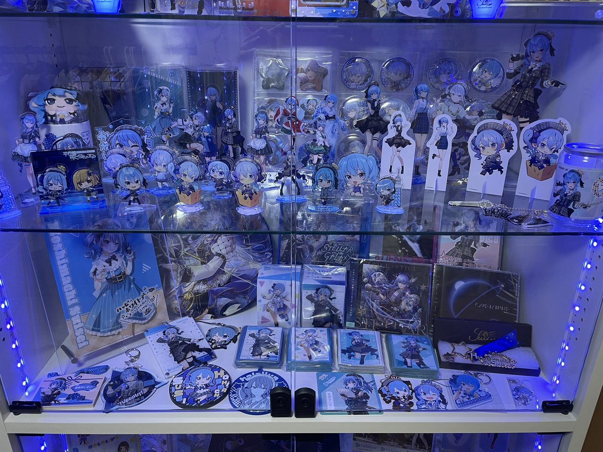 新しい推し棚作り上げた😊 棚の組み立ては大変だったけどグッズ並べ