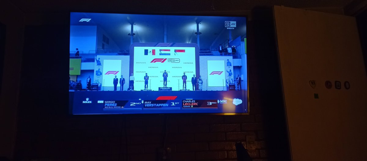 #F1 Paliza de Max Verstappen para ganar bajo la lluvia el #JapaneseGP Checo Pérez terminó segundo y Leclerc tercero, penalizado por cortar la chicana, hay campeón del mundo!