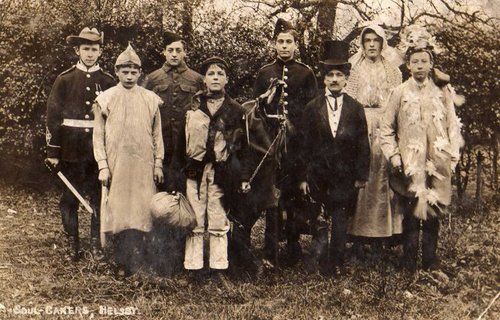 VicIsherwood's tweet photo. @HooklandGuide @mrsleewillsee This image of Soul Cakers is from 100 years ago in nearby Helsby, by the river Mersey. The Cheshire hobby horses are lower with black or white painted skulls and cloth / sacking backs. The one here is in the centre, jaws agape #souling #AllSouls https://t.co/Zkqqv08C90