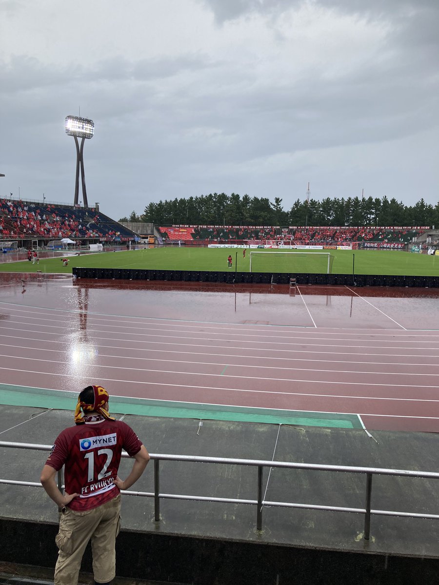 じ (@jio_04_fcr) on Twitter photo 現地応援お疲れ様でした。
ほんとに勝ってよかった
ずぶ濡れで寒い中、選手もサポーターもこの試合に人生を賭けれたのではないかなって思ってます。
残り2試合今まで以上の応援を‼︎
#FC琉球 現地応援お疲れ様でした。
ほんとに勝ってよかった
ずぶ濡れで寒い中、選手もサポーターもこの試合に人生を賭けれたのではないかなって思ってます。
残り2試合今まで以上の応援を‼︎
#FC琉球