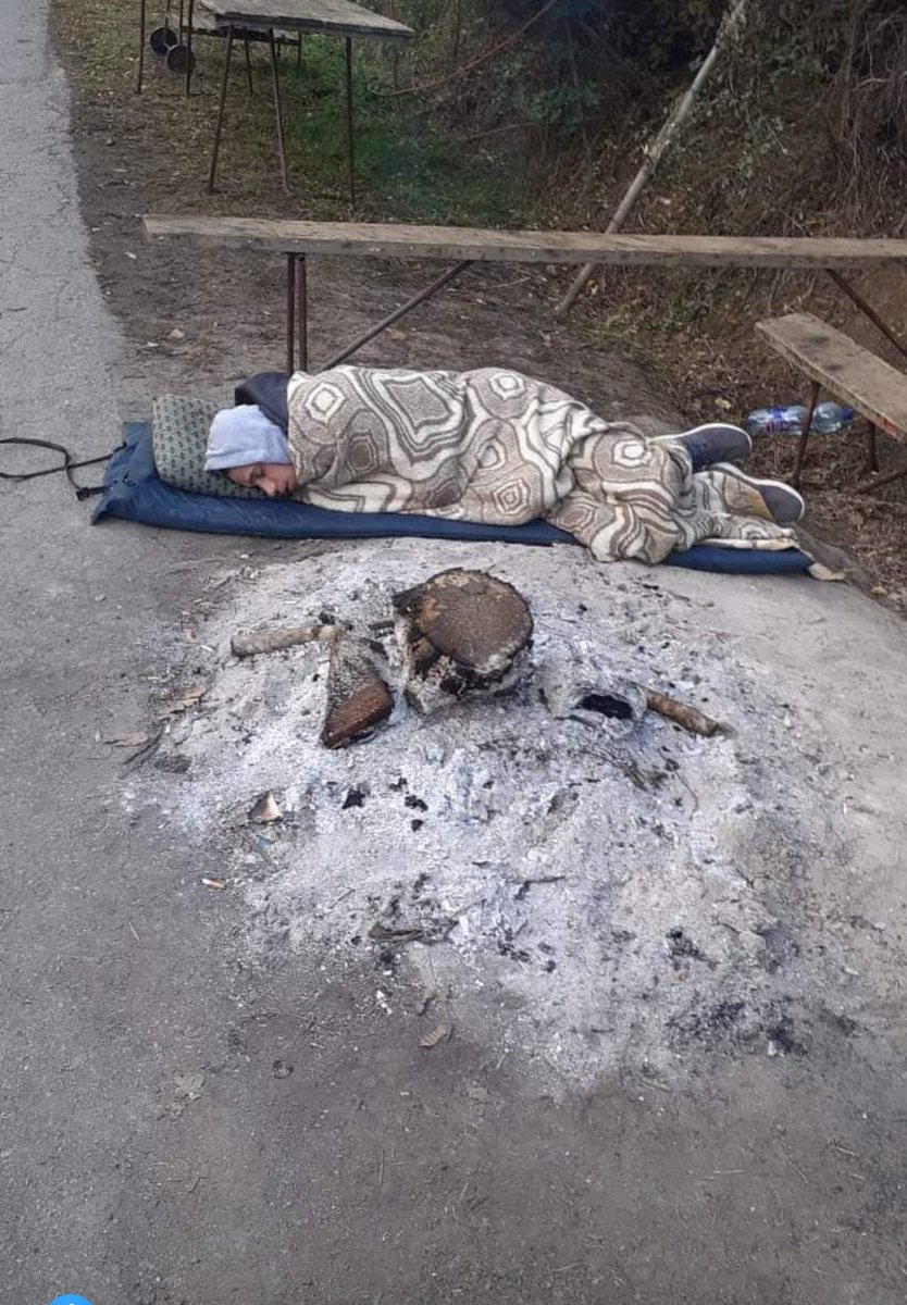 MIROLJUBPOPOVI1's tweet photo. #Sibnica #Levač #Šumadija

Ne znam kako da naslovim fotografiju:
1. Ovako se brani Srbija.
2. Kad osvaneš u kampu.
3. Dogorelo je do noktiju.

#Znamodanedamo https://t.co/WeCeCdidfl