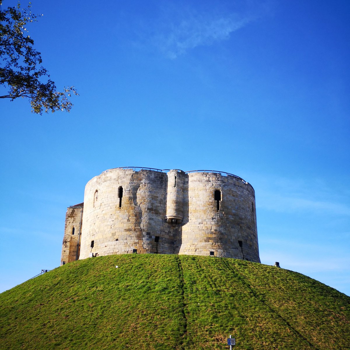 AngelaBare's tweet photo. Blue skies above today in york if your visiting we are just up from the tower 6 Clifford St York YO19RD come say hello #york #cliffordstower #bluesky #sundayopen #sundayvibe https://t.co/9GvWsHDx7F