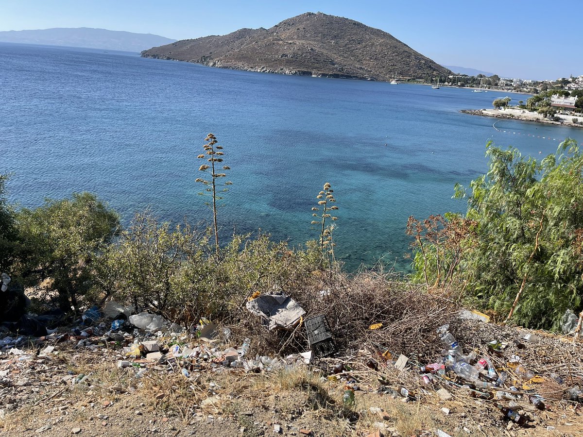 ckcem's tweet photo. Cennet Bodrum’dan !!!!! ibretlik manzaralar . Akyarlar Tek Sitesi’nin hemen yani .. Basarili Belediye’cilikten örnekler .. Tabii evlerine  15-20 Milyon TL isteyenlerin hemen yanı başlarında bu pisliği düzeltmek için hiçbir şey yapmamalarıda ayrı bir mevzu… https://t.co/h728DlmJTi