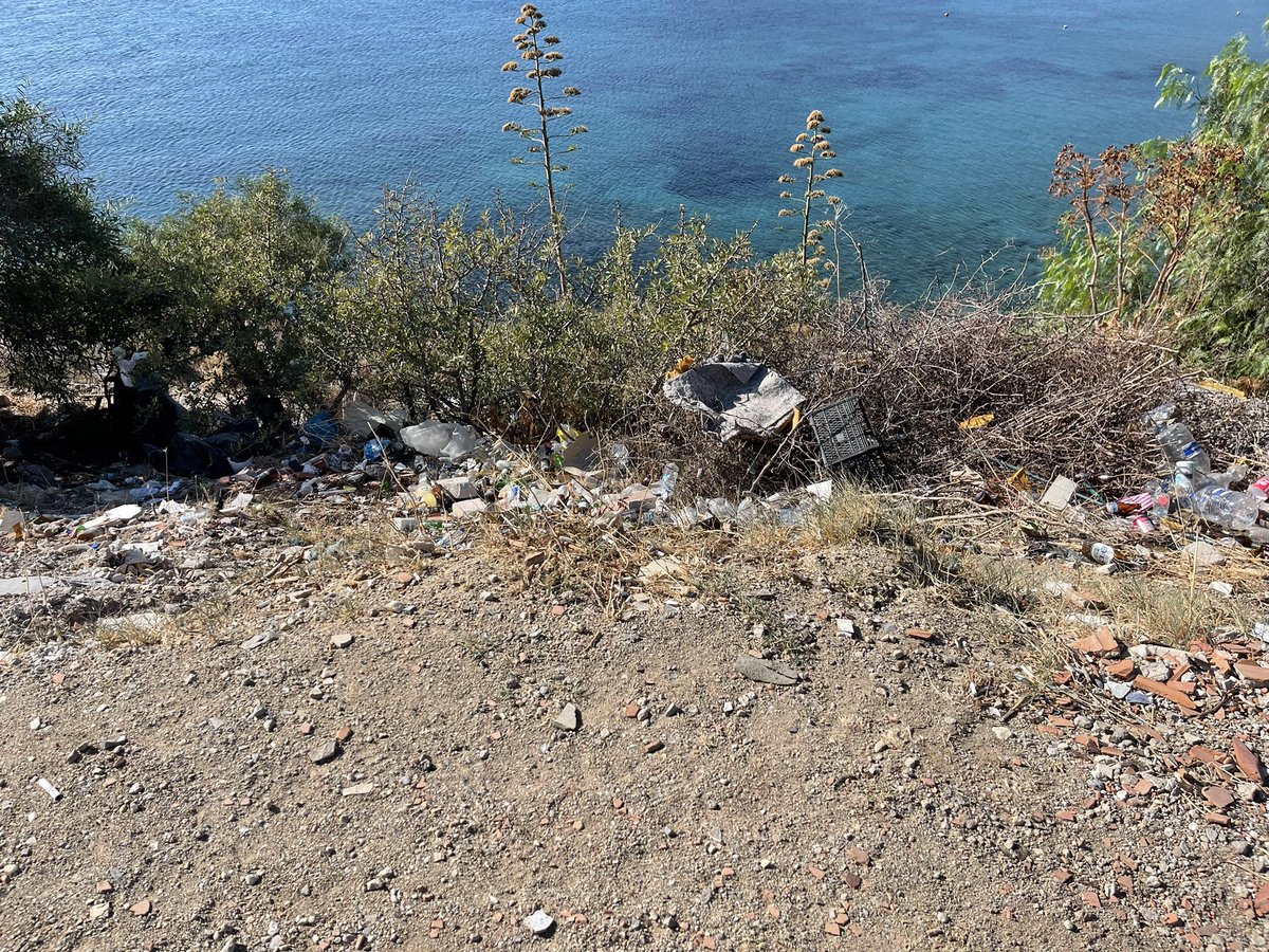 ckcem's tweet photo. Cennet Bodrum’dan !!!!! ibretlik manzaralar . Akyarlar Tek Sitesi’nin hemen yani .. Basarili Belediye’cilikten örnekler .. Tabii evlerine  15-20 Milyon TL isteyenlerin hemen yanı başlarında bu pisliği düzeltmek için hiçbir şey yapmamalarıda ayrı bir mevzu… https://t.co/h728DlmJTi