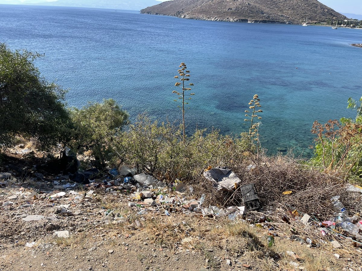 Cennet Bodrum’dan !!!!! ibretlik manzaralar . Akyarlar Tek Sitesi’nin hemen yani .. Basarili Belediye’cilikten örnekler .. Tabii evlerine  15-20 Milyon TL isteyenlerin hemen yanı başlarında bu pisliği düzeltmek için hiçbir şey yapmamalarıda ayrı bir mevzu…