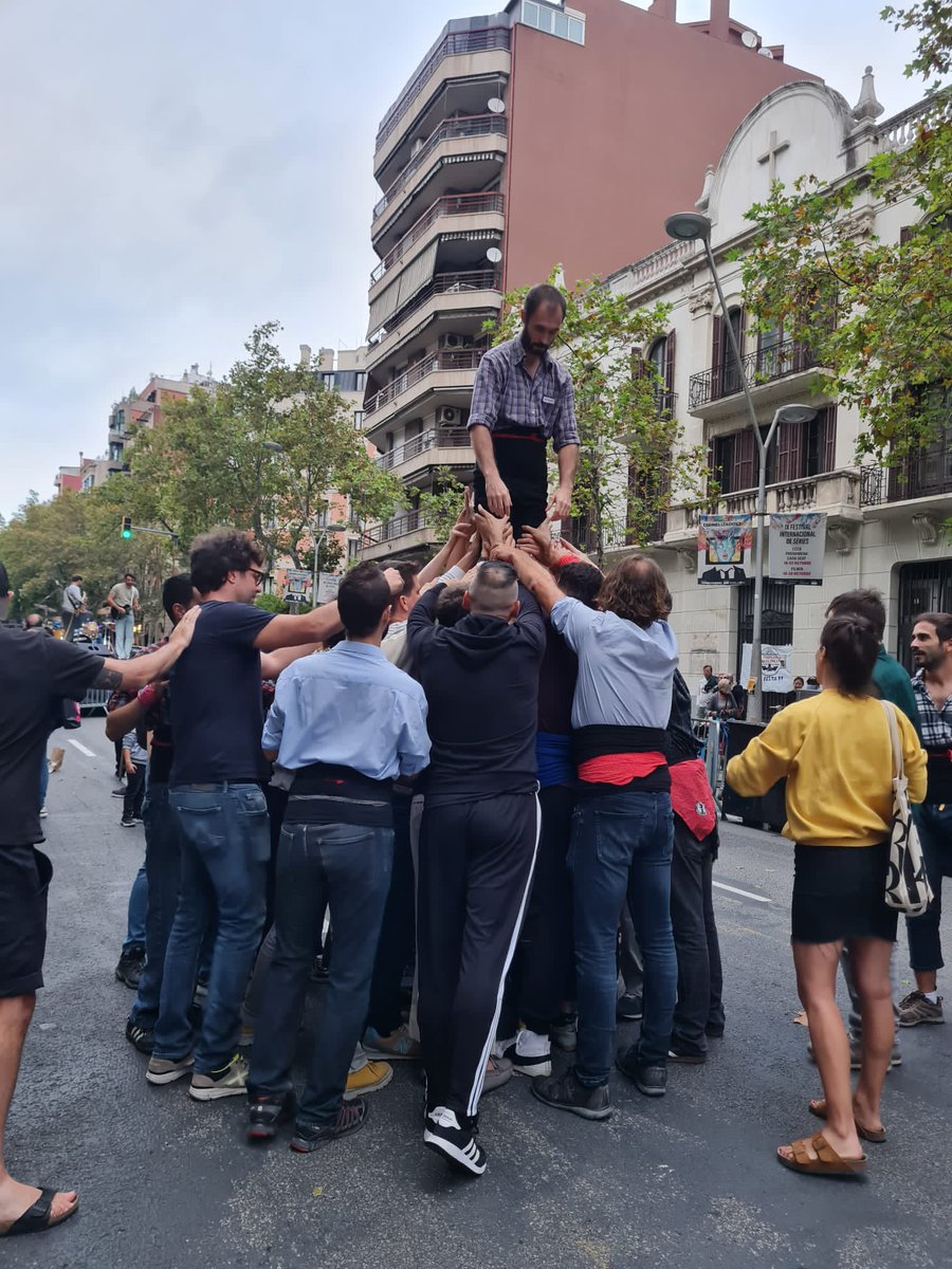 esquerdats's tweet photo. 5️⃣ Taller de castells a la jornada reivindicativa d’ahir a la tarda💜 Moltes gràcies a tots els que us hi vau apropar! 🙌🏻
#FMEsquerra #FemBarriFemCastells https://t.co/5c72Ejnshr