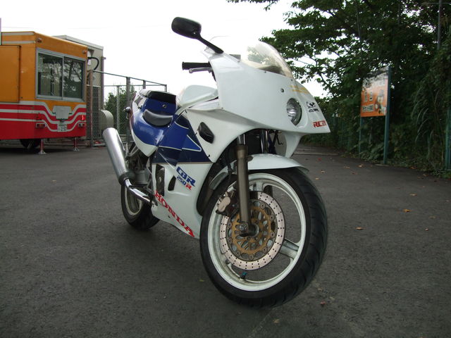 Da_nyago's tweet photo. ガラケーでとったと思われる昔乗ってたバイクを高解像度化してみた。ロゴ🤔以外は悪くない... #SwinIR #CBR250R #MC19 https://t.co/54vpwl5wXz