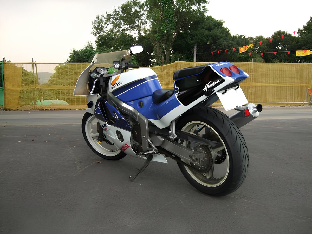 Da_nyago's tweet photo. ガラケーでとったと思われる昔乗ってたバイクを高解像度化してみた。ロゴ🤔以外は悪くない... #SwinIR #CBR250R #MC19 https://t.co/54vpwl5wXz