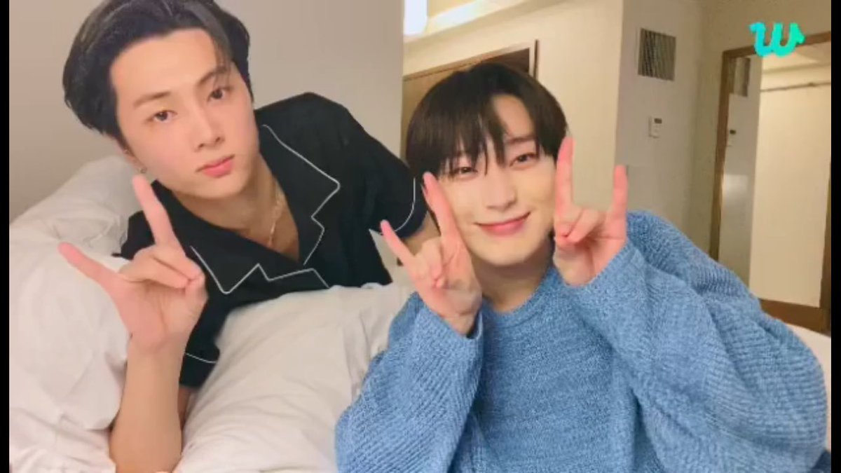 enhypenupdates's tweet photo. [EN-LIVE RECAP 🌟] 221009
"🦊🦊"

- Jay and Sunoo came for a live! Due to connection issues, they had to turn the live on and off twice before they were able to chat with ENGENEs.

@ENHYPEN_members @ENHYPEN #ENHYPEN #엔하이픈 https://t.co/fo9bPDLFTj