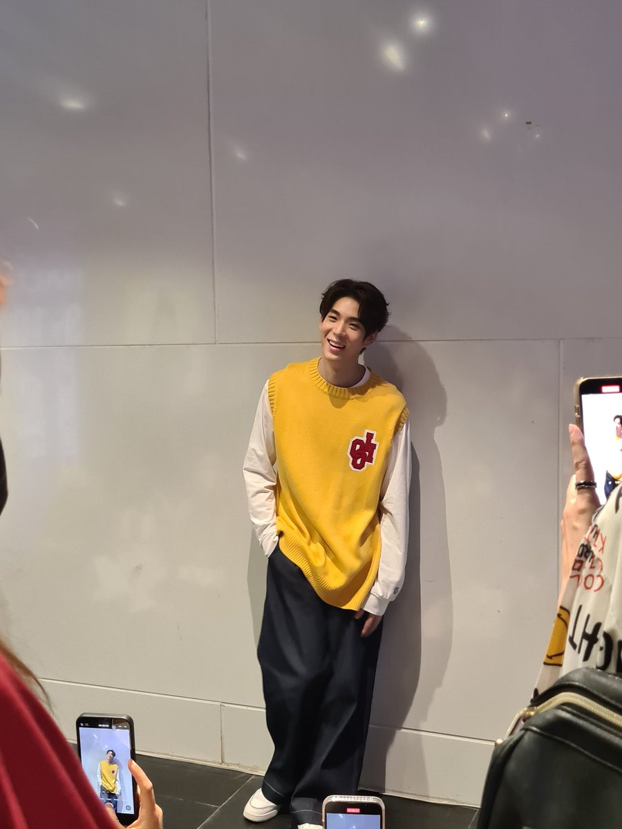 littlezlit's tweet photo. หล่อน่าร้ากกก 🥰 #yellowboy #JAYLERR @JJksnp https://t.co/eyDprI7Cot