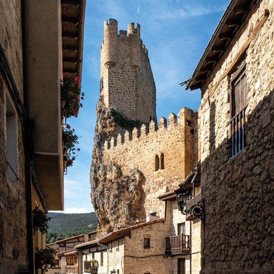 Castilla_1520's tweet photo. Siempre es un acierto disfrutar de la provincia de #Burgos.

Desde Oña, Poza de la Sal y Frías (raíces de #Castilla), pasando por Burgos, Peñaranda de Duero, Lerma, Aranda de Duero y Covarrubias (cuna de #Castilla).

#Burgos, cabeza de #Castilla, es un museo al aire libre. https://t.co/N2W2ZKcMOq